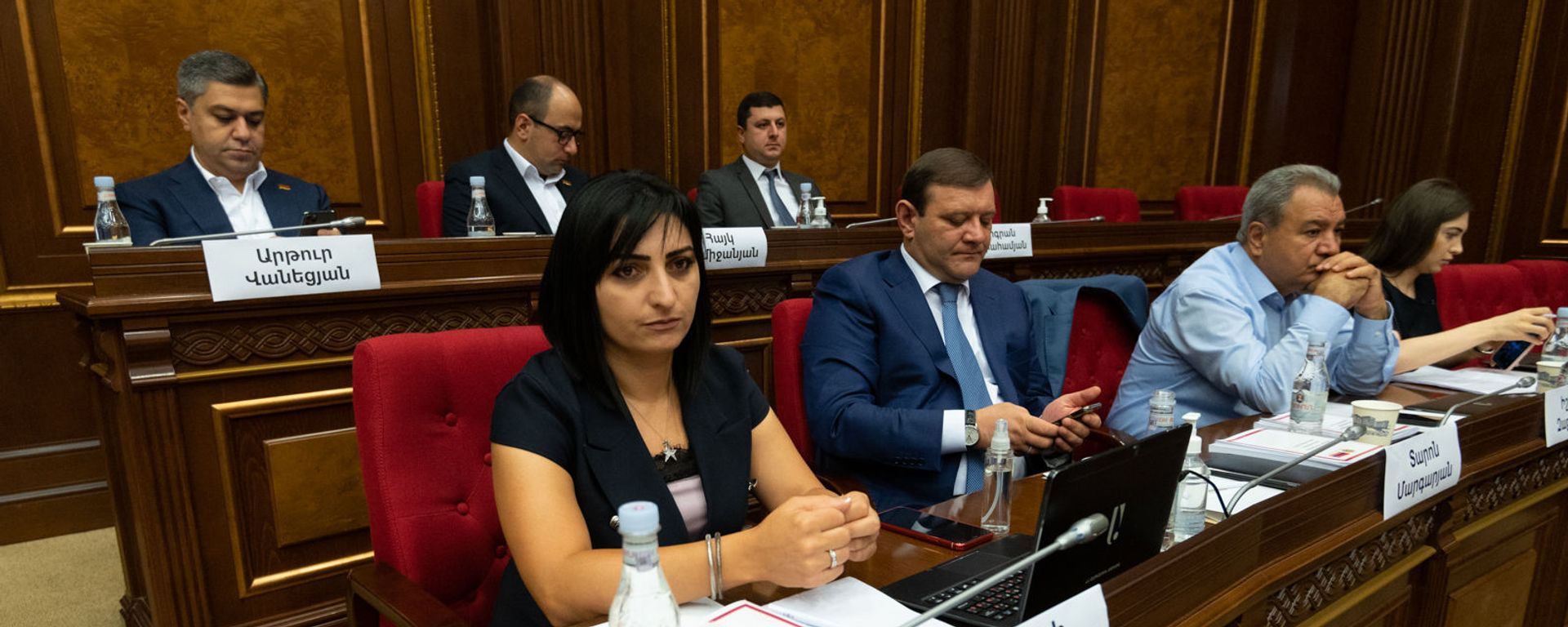 Депутаты блока Честь имею на заседании Парламента (4 августа 2021). Еревaн - Sputnik Արմենիա, 1920, 10.08.2021