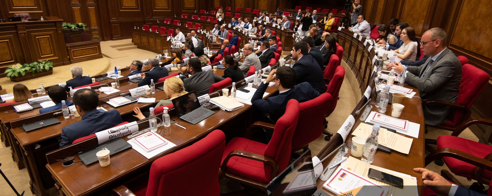 Депутаты на заседании Парламента (4 августа 2021). Еревaн - Sputnik Армения, 1920, 05.08.2021