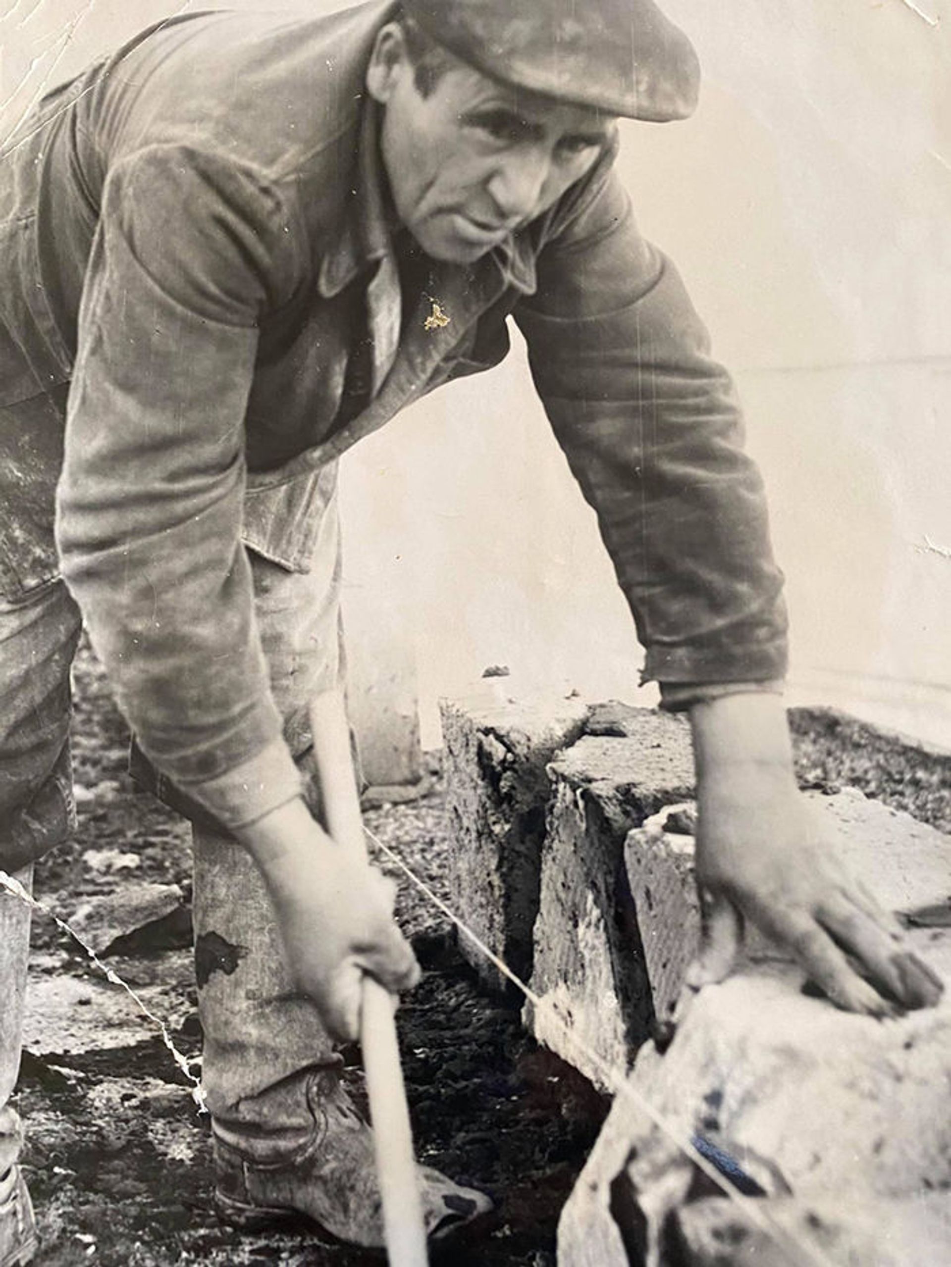 Строитель-каменщик Сурен Хачатрян на архивной фотографии - Sputnik Армения, 1920, 14.09.2021