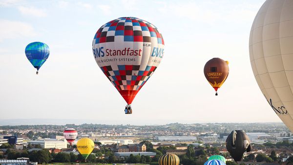 Запуск воздушных шаров во время массового взлета на Bristol International Balloon Fiesta в Бристоле - Sputnik Армения