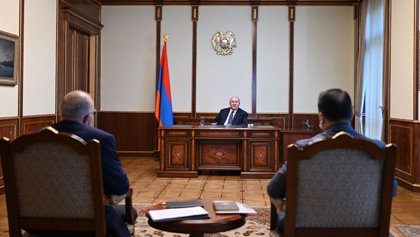 Президент Армен Саркисян провел рабочее обсуждение с исполнительным директором Всеармянского фонда Айастан Айкаком Аршамяном (5 августа 2021). Еревaн - Sputnik Արմենիա