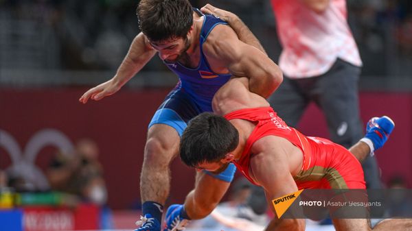 Борец Вазген Теванян в поединке с представителем России Хаджимурадом Рашидовым во время Олимпийских игр (6 августа 20201). Токио - Sputnik Армения