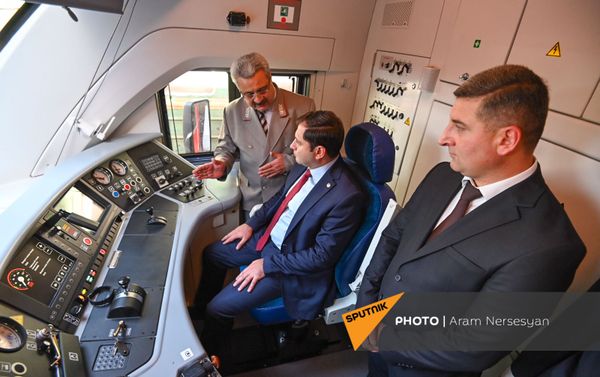 Вице-премьер Сурен Папикян в новом поезде ЮКЖД (6 августа 2021). Еревaн Вице-премьер Сурен Папикян в новом поезде ЮКЖД (6 августа 2021). Еревaн - Sputnik Армения