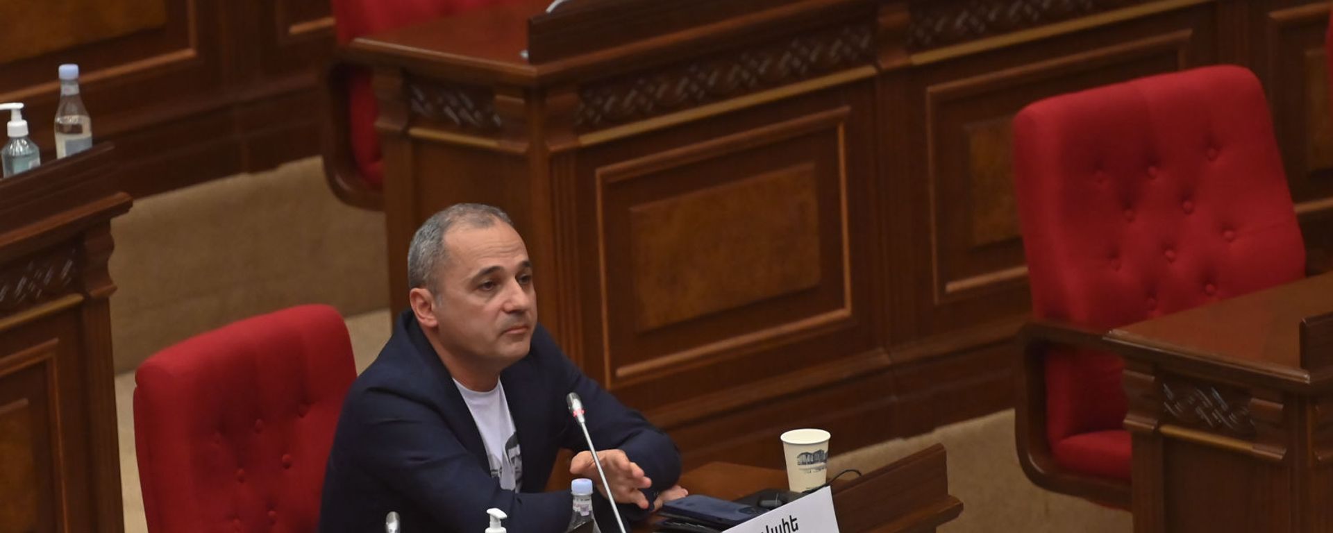 Ваге Акобян во время первого заседания парламента Армении 8-го созыва (2 августа 2021). Еревaн - Sputnik Армения, 1920, 10.08.2021