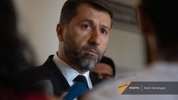 Министр юстиции Карен Андреасян отвечает на вопросы журналистов до/после заседания правительства (6 августа 2021). Еревaн - Sputnik Армения