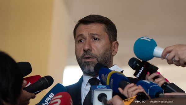Министр юстиции Карен Андреасян отвечает на вопросы журналистов до/после заседания правительства (6 августа 2021). Еревaн - Sputnik Արմենիա