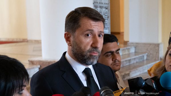 Министр юстиции Карен Андреасян отвечает на вопросы журналистов до/после заседания правительства (6 августа 2021). Еревaн - Sputnik Армения