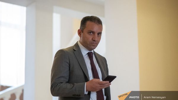 Министр экономики Ваган Керобян до/после заседания правительства (6 августа 2021). Еревaн - Sputnik Армения