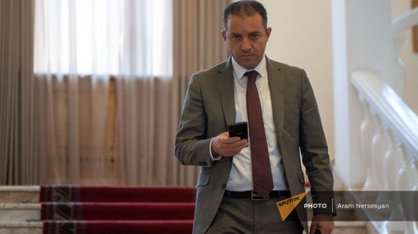 Министр экономики Ваган Керобян до/после заседания правительства (6 августа 2021). Еревaн - Sputnik Армения