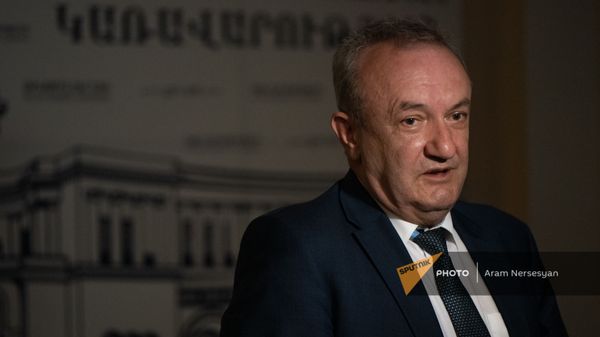 Министр ОНКС Ваграм Думанян до/после заседания правительства (6 августа 2021). Еревaн - Sputnik Армения