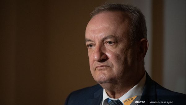 Министр ОНКС Ваграм Думанян до/после заседания правительства (6 августа 2021). Еревaн - Sputnik Армения