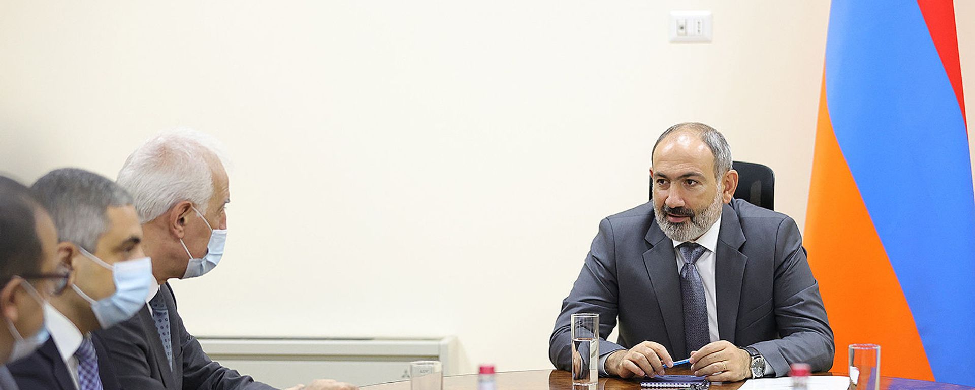 Премьер-министр Никол Пашинян представил аппарату министерствa высокотехнологичной промышленности новоназначенного министра Ваагна Хачатуряна (6 августа 2021). Еревaн - Sputnik Արմենիա, 1920, 06.08.2021