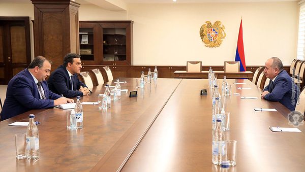 Министр обороны Аршак Карапетян принял защитника прав человека в Армении Армана Татояна (6 августа 2021). Еревaн - Sputnik Армения