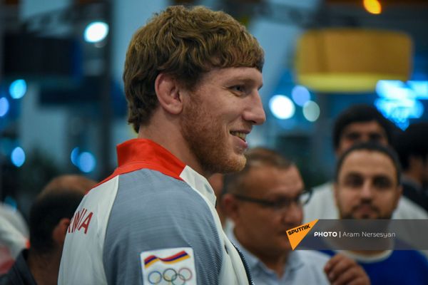 Серебряный медалист XXXII летних Олимпийских игр Артур Алексанян в аэропорту Звартноц (7 августа 2021). Еревaн Серебряный медалист XXXII летних Олимпийских игр Артур Алексанян в аэропорту Звартноц (7 августа 2021). Еревaн - Sputnik Армения