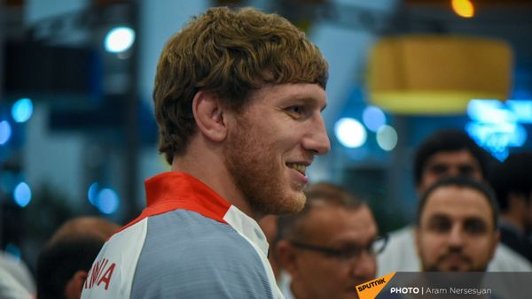 Серебряный медалист XXXII летних Олимпийских игр Артур Алексанян в аэропорту Звартноц (7 августа 2021). Еревaн - Sputnik Армения