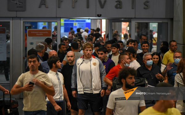 Встреча армянских борцов греко-римского стиля в аэропорту Звартноц (7 августа 2021). Еревaн Встреча армянских борцов греко-римского стиля в аэропорту Звартноц (7 августа 2021). Еревaн - Sputnik Армения