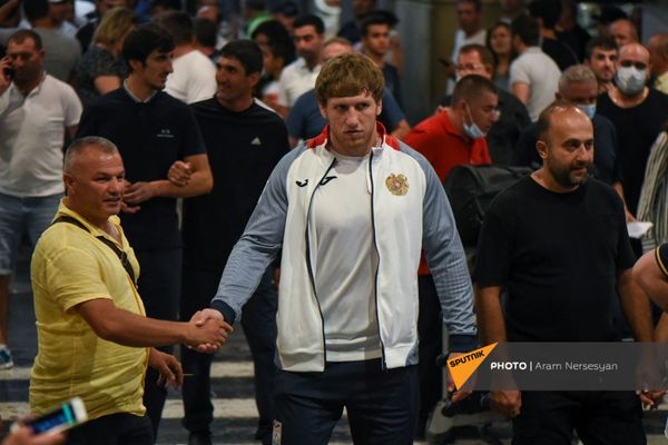 Встреча армянских борцов греко-римского стиля в аэропорту Звартноц (7 августа 2021). Еревaн Встреча армянских борцов греко-римского стиля в аэропорту Звартноц (7 августа 2021). Еревaн - Sputnik Армения