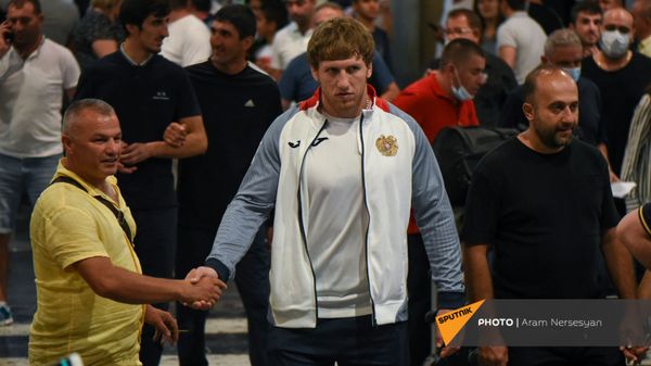 Встреча армянских борцов греко-римского стиля в аэропорту Звартноц (7 августа 2021). Еревaн - Sputnik Армения