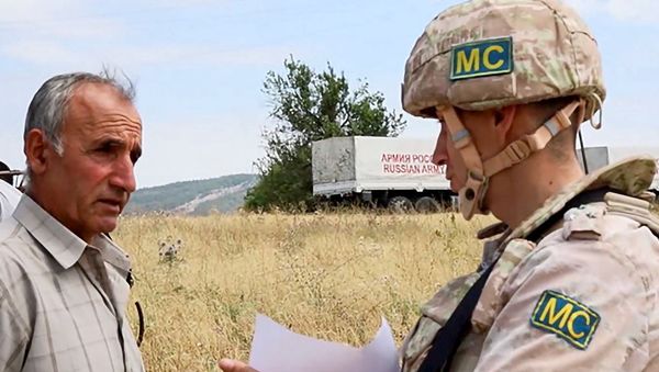 Российские миротворцы обеспечили жителям Аскеранского района Карабаха безопасность при проведении сбора зерновых культур вблизи линии разграничения - Sputnik Արմենիա