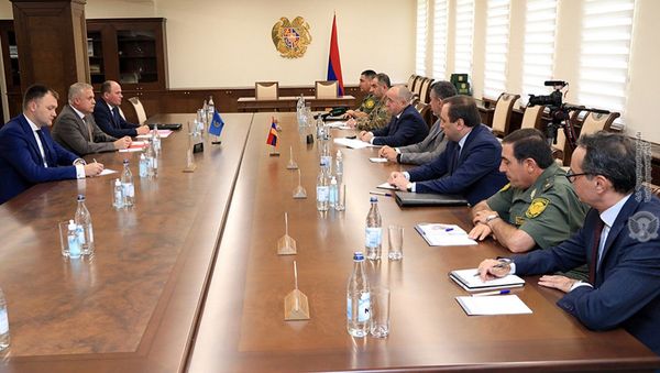 Встреча министра обороны Аршака Карапетяна с генсеком ОДКБ Станиславом Засем (9 августа 2021). Еревaн - Sputnik Армения