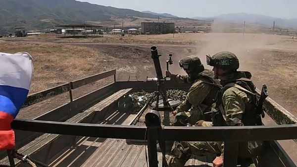 Российские миротворцы впервые отработали тактику действий «кочующего» миномета в горах Нагорного Карабаха Российские миротворцы впервые отработали тактику действий «кочующего» миномета в горах Нагорного Карабаха - Sputnik Армения