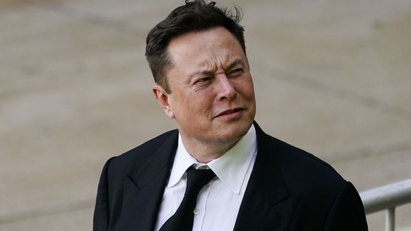 Генеральный директор SpaceX и Tesla Motors Илон Маск выходит из центра правосудия (12 июля 2021). Уилмингтон - Sputnik Армения
