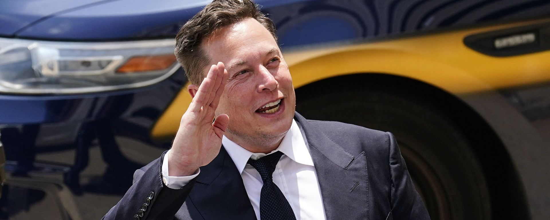 Генеральный директор SpaceX и Tesla Motors Илон Маск приветствует поклонников при выходе из центра правосудия (12 июля 2021). Уилмингтон - Sputnik Армения, 1920, 14.08.2024