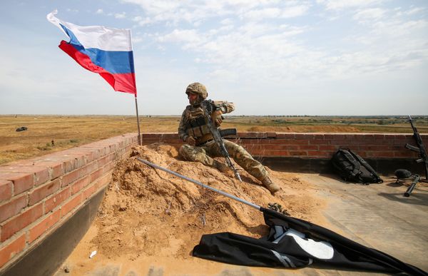 Российские военнослужащий во время международных российско-индийских учений Индра-2021 на полигоне Прудбой в Волгоградской области. - Sputnik Армения