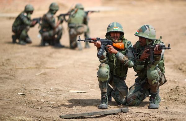 Индийские военнослужащие во время международных российско-индийских учений Индра-2021 на полигоне Прудбой в Волгоградской области. - Sputnik Армения