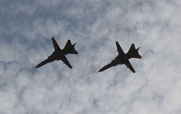 Фронтовые бомбардировщики Су-24 в небе во время международных российско-индийских учений Индра-2021 на полигоне Прудбой в Волгоградской области. - Sputnik Армения