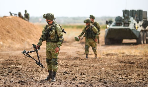 Российские военнослужащие во время международных российско-индийских учений Индра-2021 на полигоне Прудбой в Волгоградской области. - Sputnik Армения