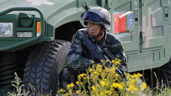 Военнослужащий КНР на совместном военном учении вооруженных сил государств – членов ШОС Мирная миссия – 2018 (26 августа 2018). Полигон Чебаркуле - Sputnik Армения