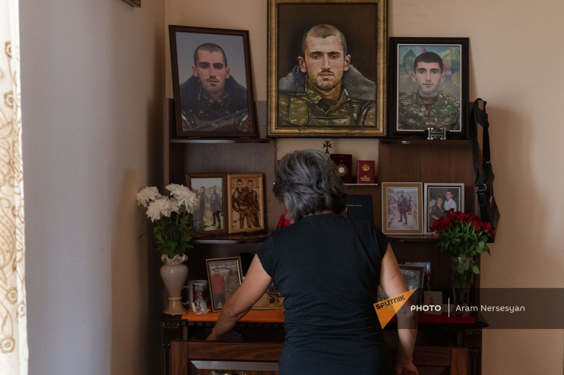 Мать погибшего военнослужащего Анании Арамяна Айкуш у уголка памяти сыну - Sputnik Արմենիա, 1920, 14.09.2021