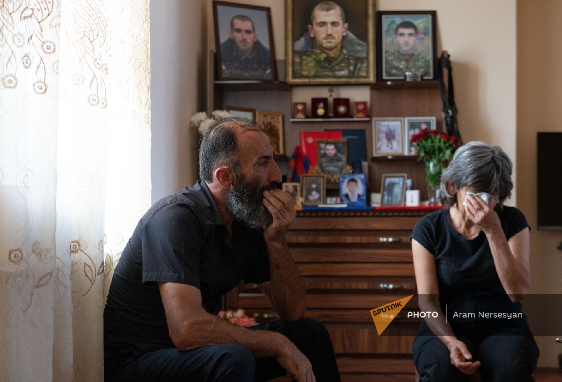 Родители погибшего военнослужащего Анании Арамяна у уголка памяти сыну Родители погибшего военнослужащего Анании Арамяна у уголка памяти сыну - Sputnik Армения, 1920, 14.09.2021