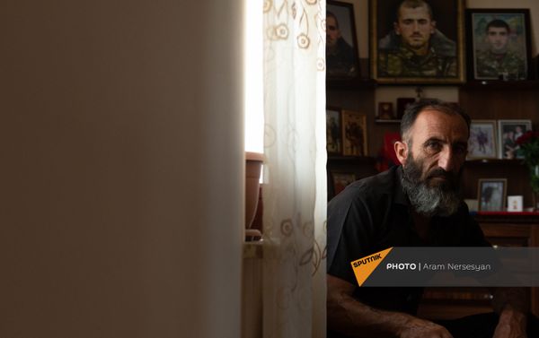 Отец погибшего военнослужащего Анании Арамяна Самвел у уголка памяти сыну Отец погибшего военнослужащего Анании Арамяна Самвел у уголка памяти сыну - Sputnik Армения