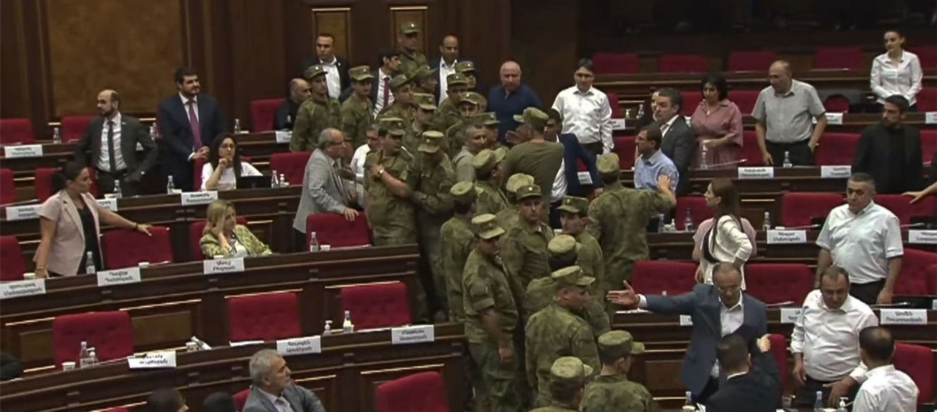 Сотрудники правоохранительных органов на заседании Парламента (11 августа 2021). Еревaн - Sputnik Армения, 1920, 11.08.2021