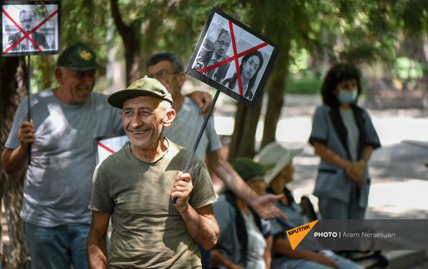 Акция протеста сотрудников Ереванского зоопарка против бывшего директора (11 августа 2021). Еревaн Акция протеста сотрудников Ереванского зоопарка против бывшего директора (11 августа 2021). Еревaн - Sputnik Армения