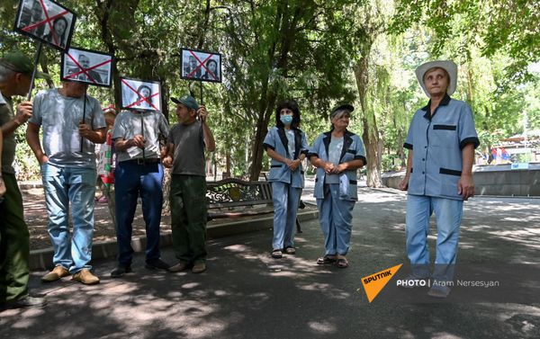 Акция протеста сотрудников Ереванского зоопарка против бывшего директора (11 августа 2021). Еревaн Акция протеста сотрудников Ереванского зоопарка против бывшего директора (11 августа 2021). Еревaн - Sputnik Армения
