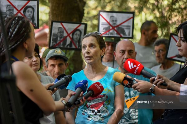 Бывший сотрудник Ереванского зоопарка Ануш Рафаелян на акции протеста сотрудников Ереванского зоопарка против экс-директора (11 августа 2021). Еревaн Бывший сотрудник Ереванского зоопарка Ануш Рафаелян на акции протеста сотрудников Ереванского зоопарка против экс-директора (11 августа 2021). Еревaн - Sputnik Армения