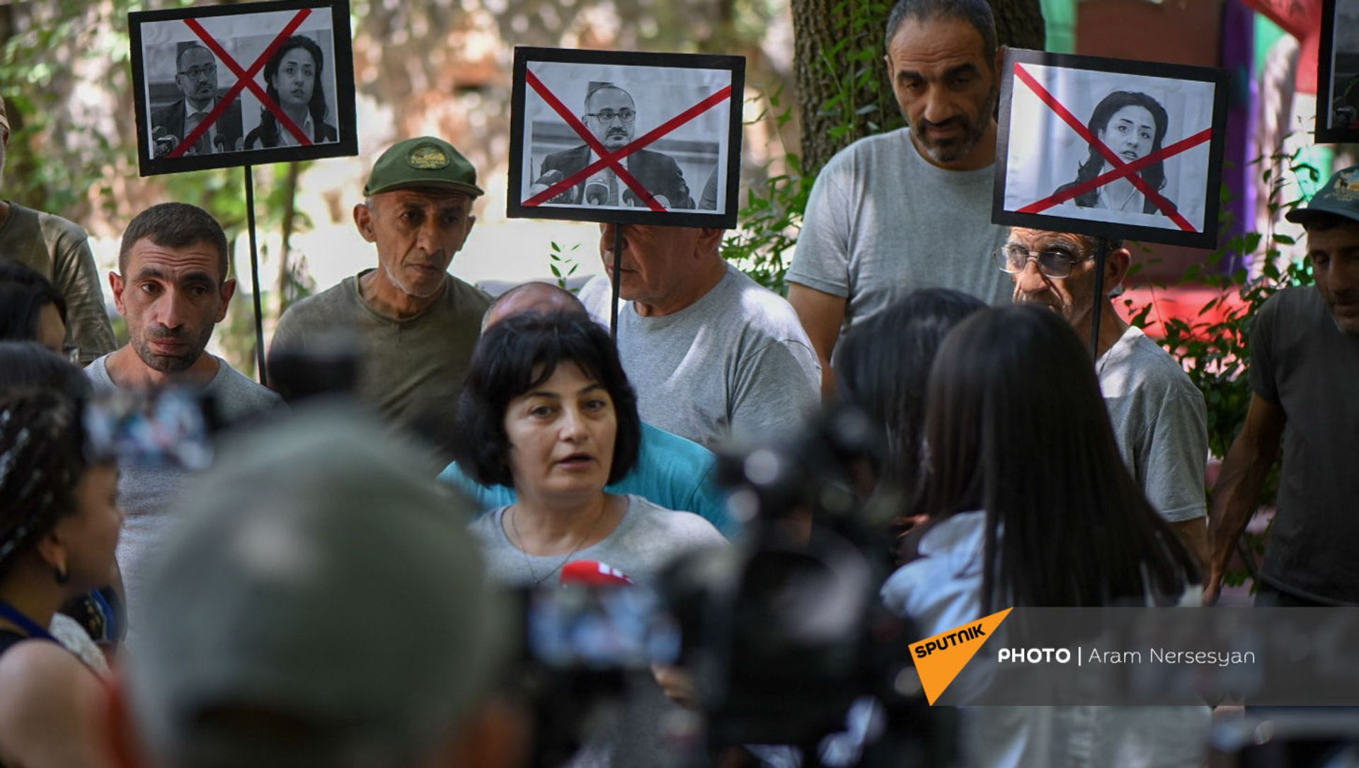 Акция протеста сотрудников Ереванского зоопарка против бывшего директора (11 августа 2021). Еревaн Акция протеста сотрудников Ереванского зоопарка против бывшего директора (11 августа 2021). Еревaн - Sputnik Армения, 1920, 11.08.2021