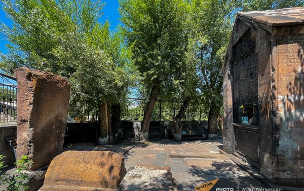 Дворик петеванского памятника-хачкара в Канакере Дворик петеванского памятника-хачкара в Канакере - Sputnik Армения