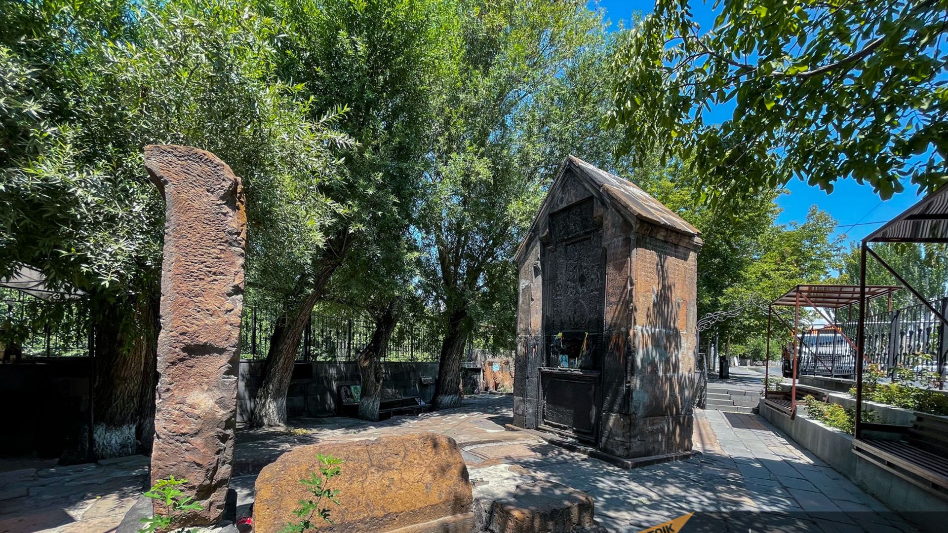 Петеванский памятник-хачкар в Канакере Петеванский памятник-хачкар в Канакере - Sputnik Армения, 1920, 15.08.2021