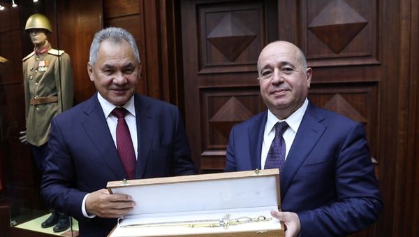Сергей Шойгу вручил Аршаку Карапетяну в подарок кинжал (11 вагуста 2021). Москва - Sputnik Армения