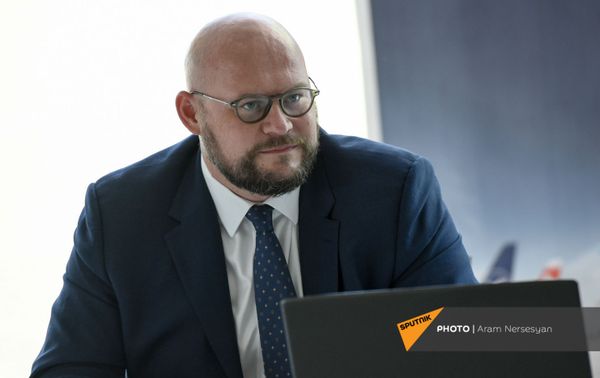 Главный менеджер по продажам группы «Люфтганза» на Северном Кавказе, в Беларуси, Украине и Туркмении Рене Коинзак на презентации рейса Франкфурт-Ереван (12 августа 2021). Еревaн Главный менеджер по продажам группы «Люфтганза» на Северном Кавказе, в Беларуси, Украине и Туркмении Рене Коинзак на презентации рейса Франкфурт-Ереван (12 августа 2021). Еревaн - Sputnik Армения