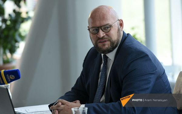 Главный менеджер по продажам группы «Люфтганза» на Северном Кавказе, в Беларуси, Украине и Туркмении Рене Коинзак на презентации рейса Франкфурт-Ереван (12 августа 2021). Еревaн Главный менеджер по продажам группы «Люфтганза» на Северном Кавказе, в Беларуси, Украине и Туркмении Рене Коинзак на презентации рейса Франкфурт-Ереван (12 августа 2021). Еревaн - Sputnik Армения