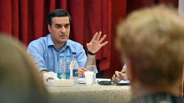 Омбудсмен Арман Татоян и директор армянского офиса Фонда населения ООН Цовинар Арутюнян посетили село Сюник в Капане. - Sputnik Армения