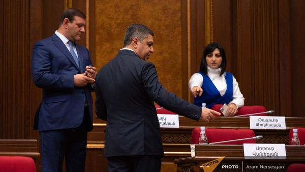 Депутаты блока Честь имею перед началом первого заседания Парламента Армении 8-го созыва (2 августа 2021). Еревaн - Sputnik Արմենիա