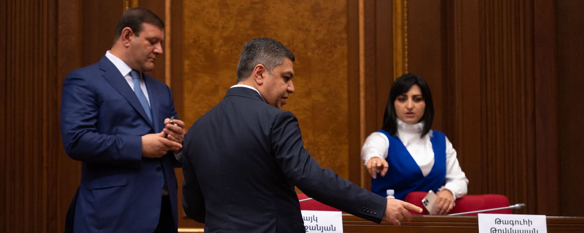Депутаты блока Честь имею перед началом первого заседания Парламента Армении 8-го созыва (2 августа 2021). Еревaн - Sputnik Արմենիա, 1920, 31.08.2021