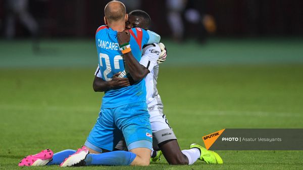 Футболисты Алашкерта празднуют второй гол в ворота Кайрата во время второго матча квалификационного раунда Лиги Европы (12 августа 2021). Еревaн - Sputnik Արմենիա