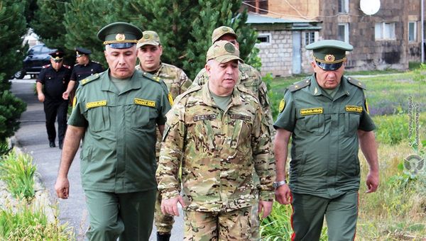 Министр обороны Аршак Карапетян представил руководящему составу и подчиненным подразделениям нового командира 2 соединения, полковника Ваграма Григоряна (12 августа 2021). Еревaн - Sputnik Армения
